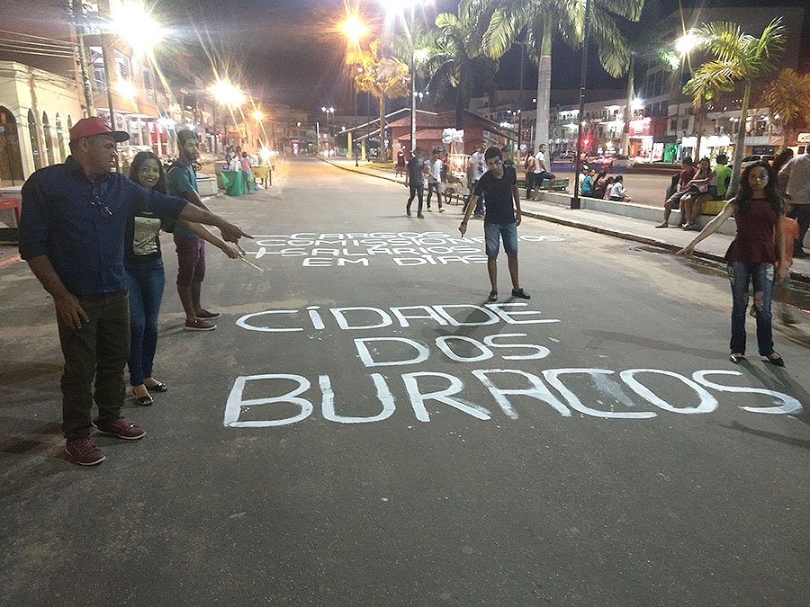 Ilderlei manda apagar protestos em forma de pichação em ruas, mas buracos ficam