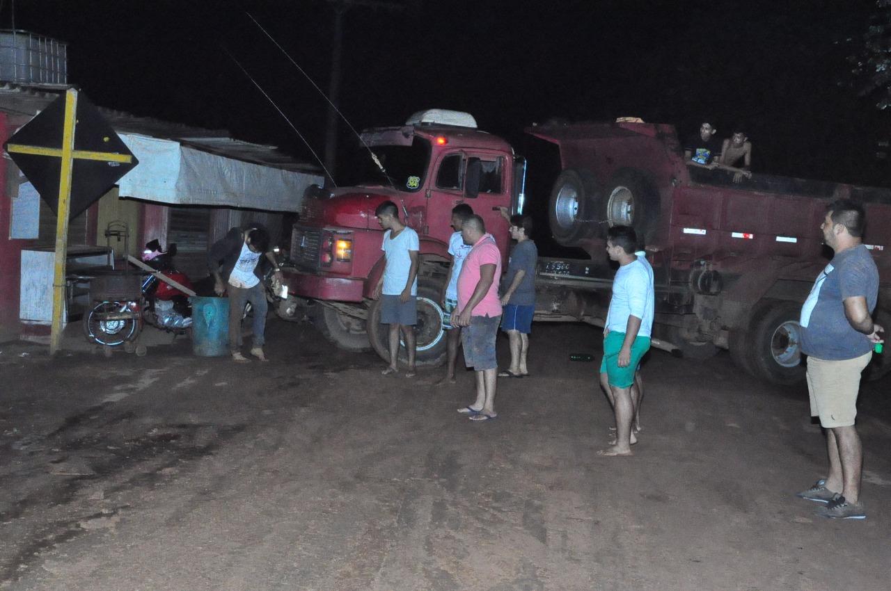Revoltados com tantos buracos, moradores bloqueiam estrada do Barro Vermelho