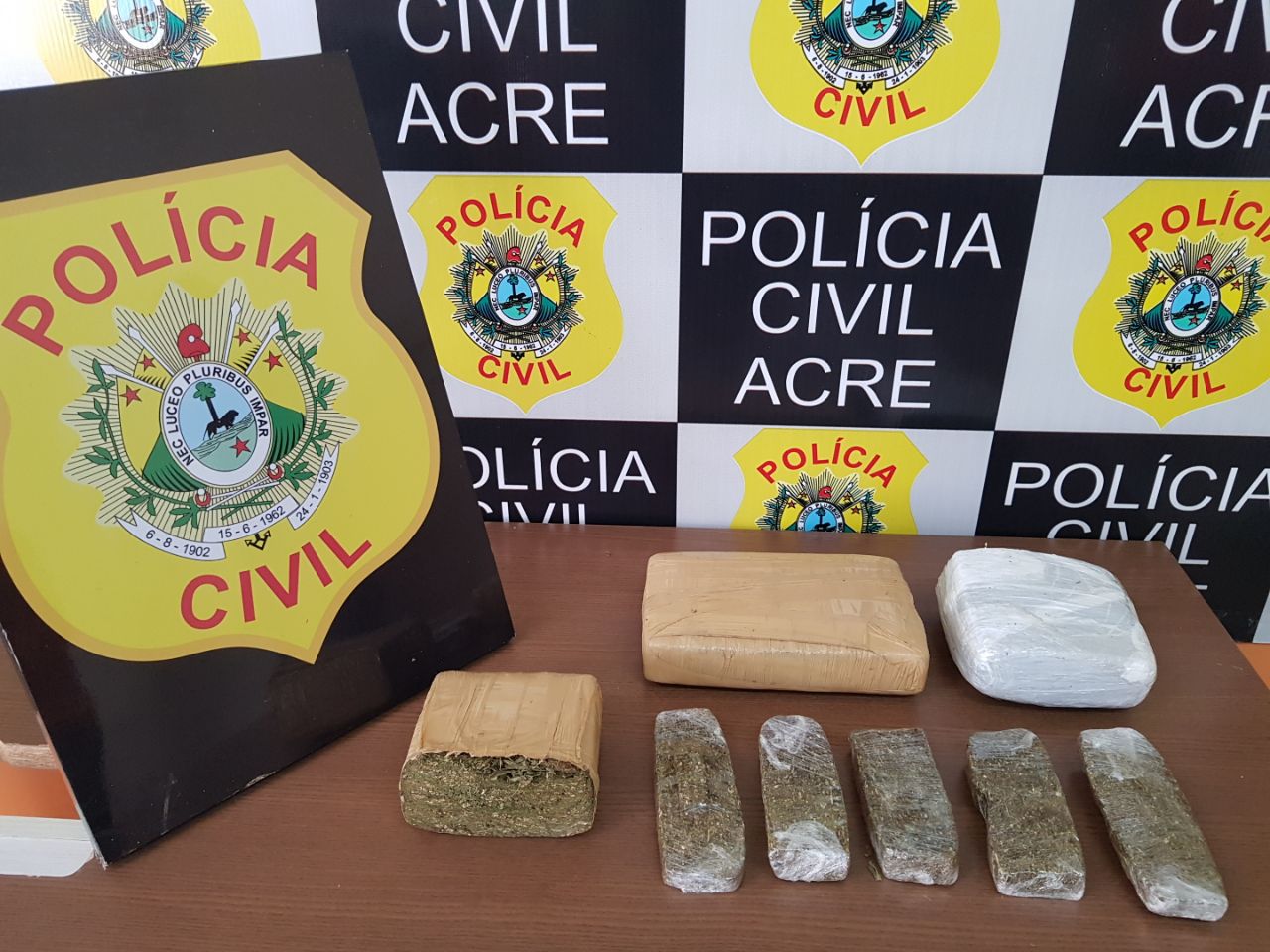 Em Cruzeiro do Sul, Polícia Civil apreende quase 3 kg de maconha em casa abandonada