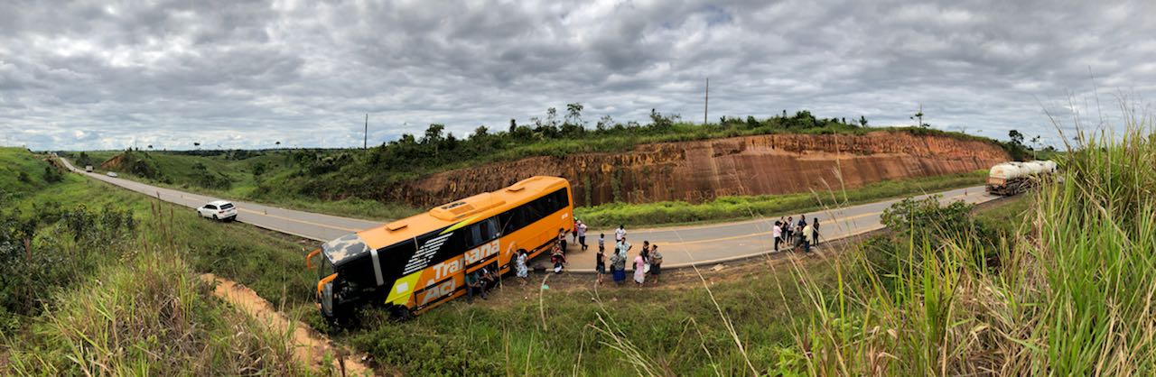 Ônibus sem freios e com documentação irregular bate em carreta de combustível e em caminhonete na 364