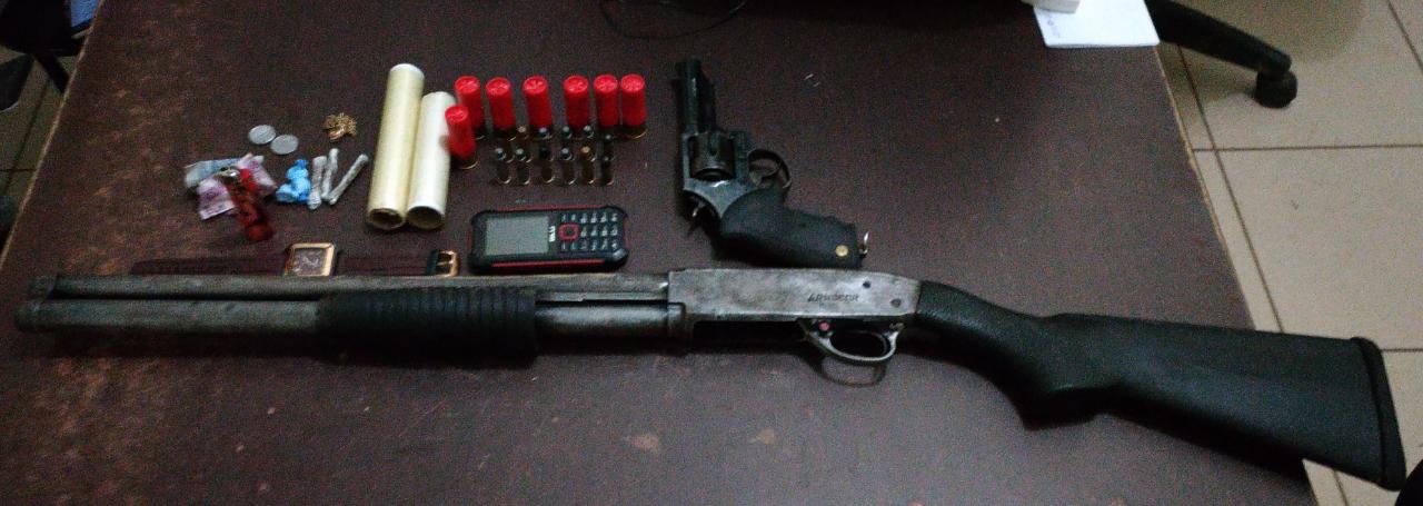 Foragido da justiça é preso com duas arma e munições em bicicleta no Segundo Distrito