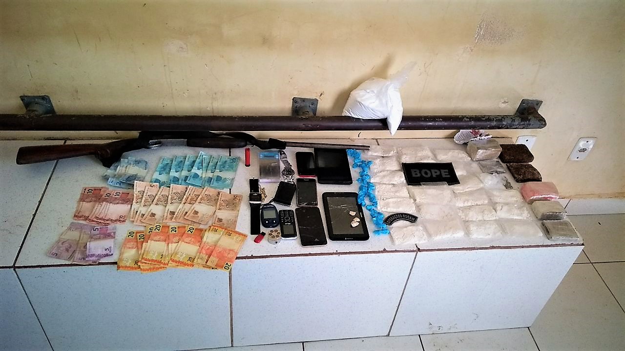Policiais do Bope prendem dupla com arma e drogas no bairro Cadeia Velha