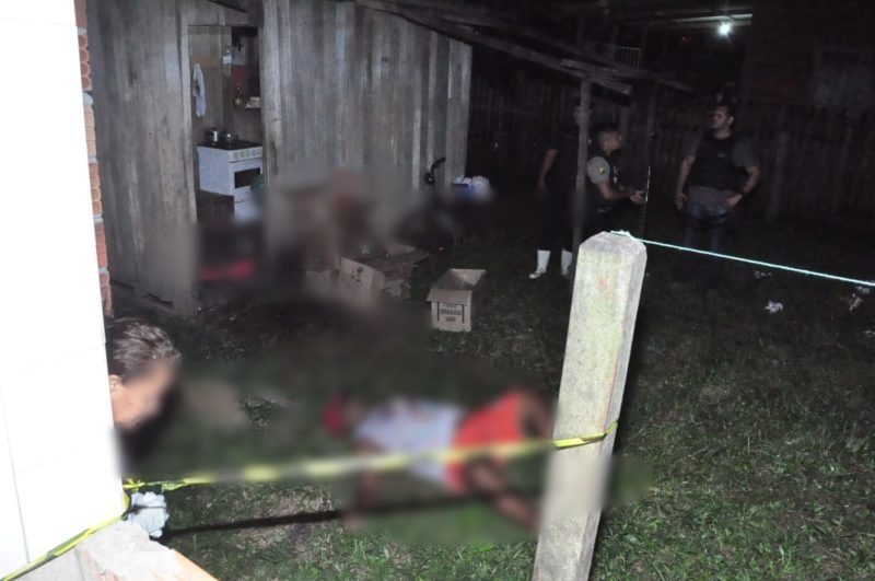 Encapuzados invadem casa e matam homem; filho sai correndo atrás do pai, mas escapa