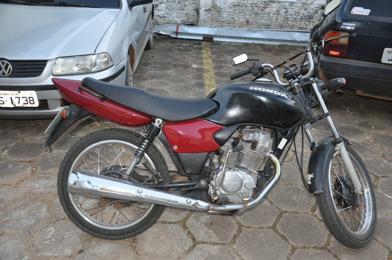 Polícia Militar prende homem de 20 anos com moto roubada, no bairro Conquista