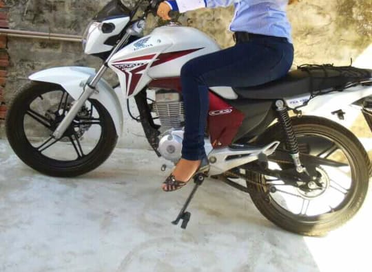 Bandidos armados abordam mulher na rua Francisco Mangabeira, no Bosque, e roubam sua motocicleta