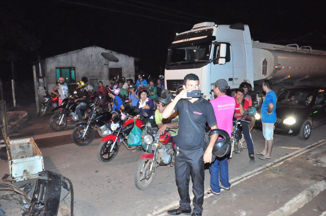 Moradores do Loteamento Farhat bloqueiam AC-40 em protesto contra precariedade das vias