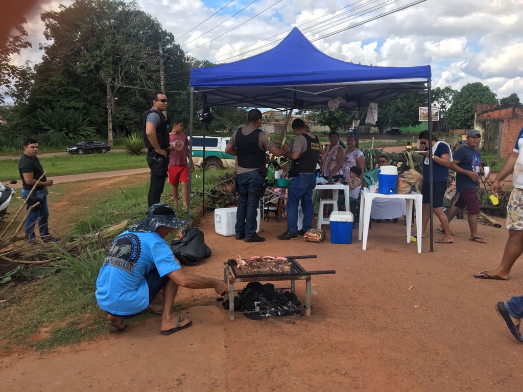 Moradores fecham rua e exigem retomada de obras no bairro Joafra