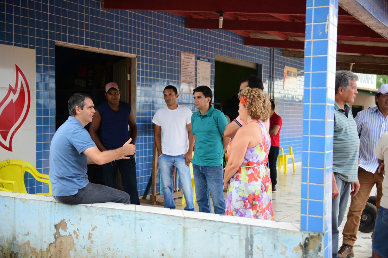 Marcus Alexandre e Emylson Farias visitam Plácido de Castro, tomam café no mercado e conversam com comerciantes