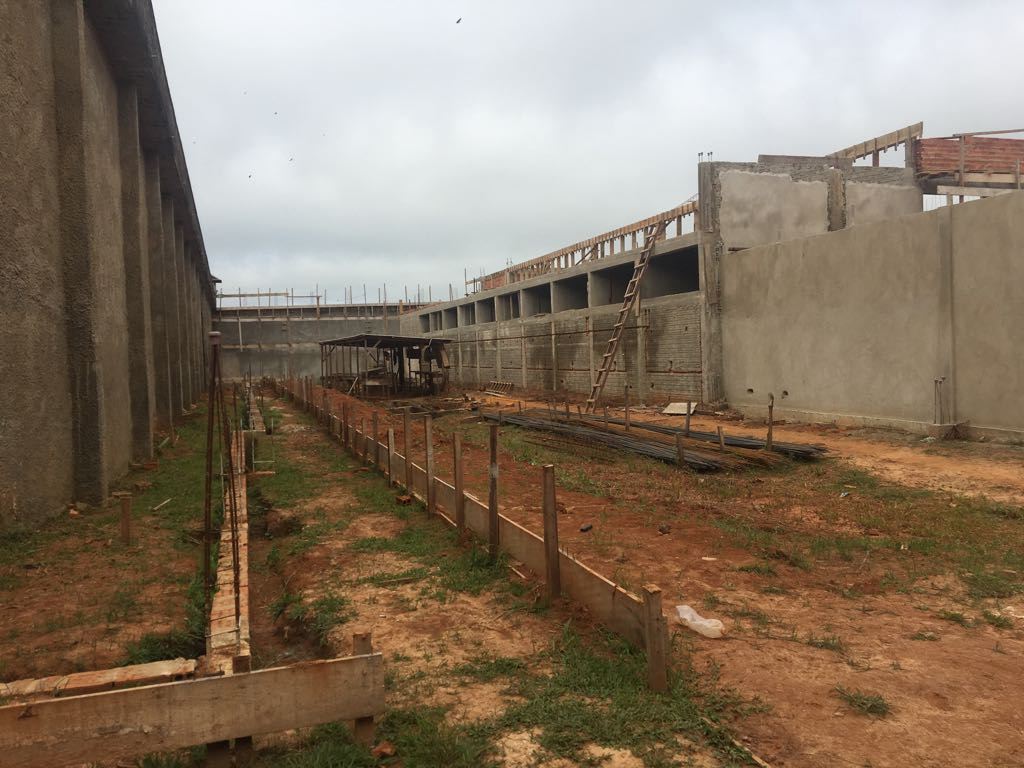 Obra de presídio em Sena continua paralisada e empresa responsável não paga salários atrasados