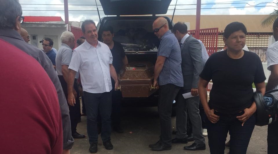 Comoção marca sepultamento do empresário Mário Yonekura no cemitério São João Batista