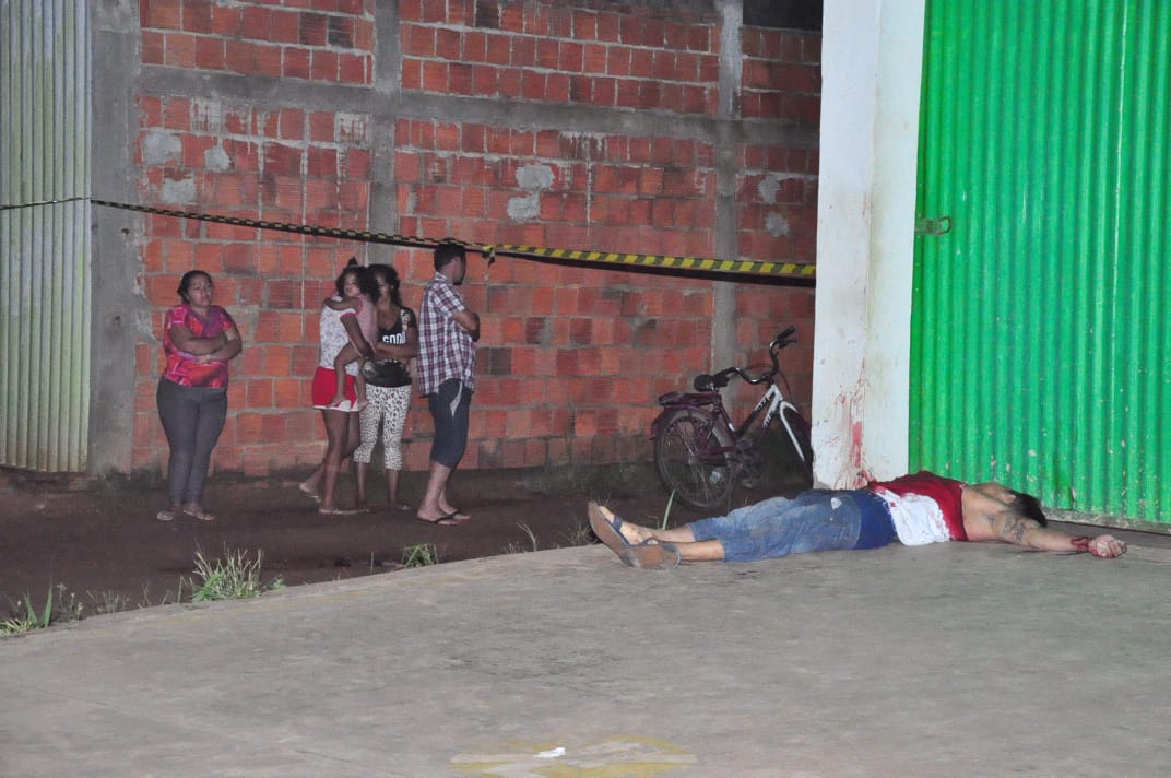 Homem é morto com vários tiros quando esperava ônibus na Amadeu Barbosa