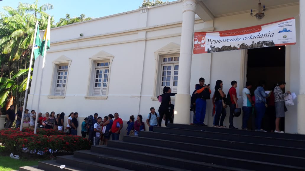 Filas marcam primeiro dia de inscrições do Casamento Coletivo; casais têm até dia 30 para se inscrever