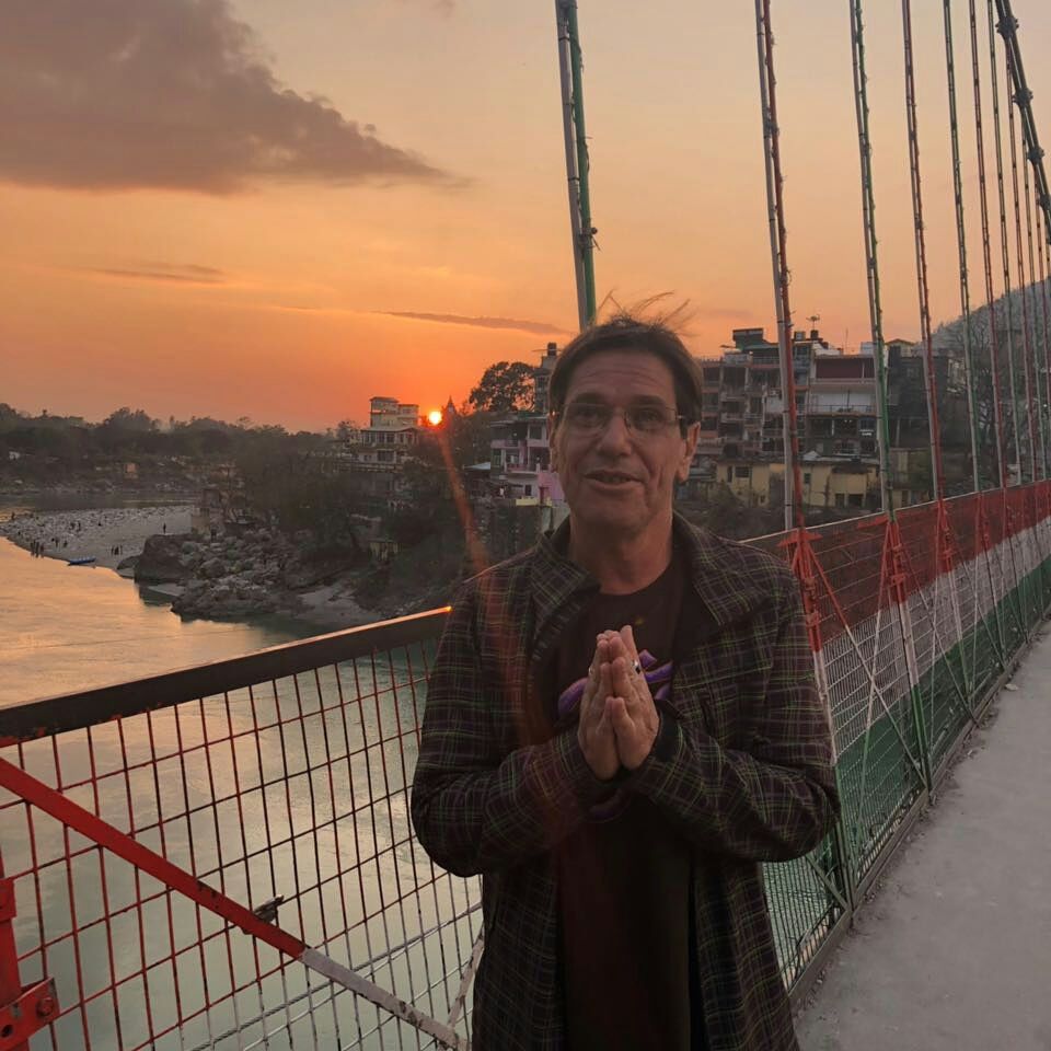 Jornalista lança livro sobre peregrinação espiritual e afirma: “A maior viagem acontece dentro de nós”