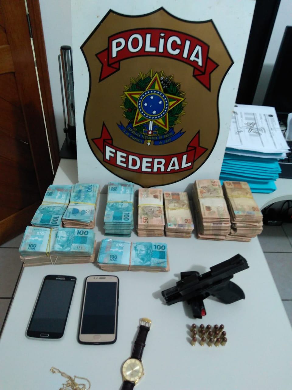 Trio é preso com R$ 150 mil em barco no interior; suspeitos são acusados de lavagem de dinheiro