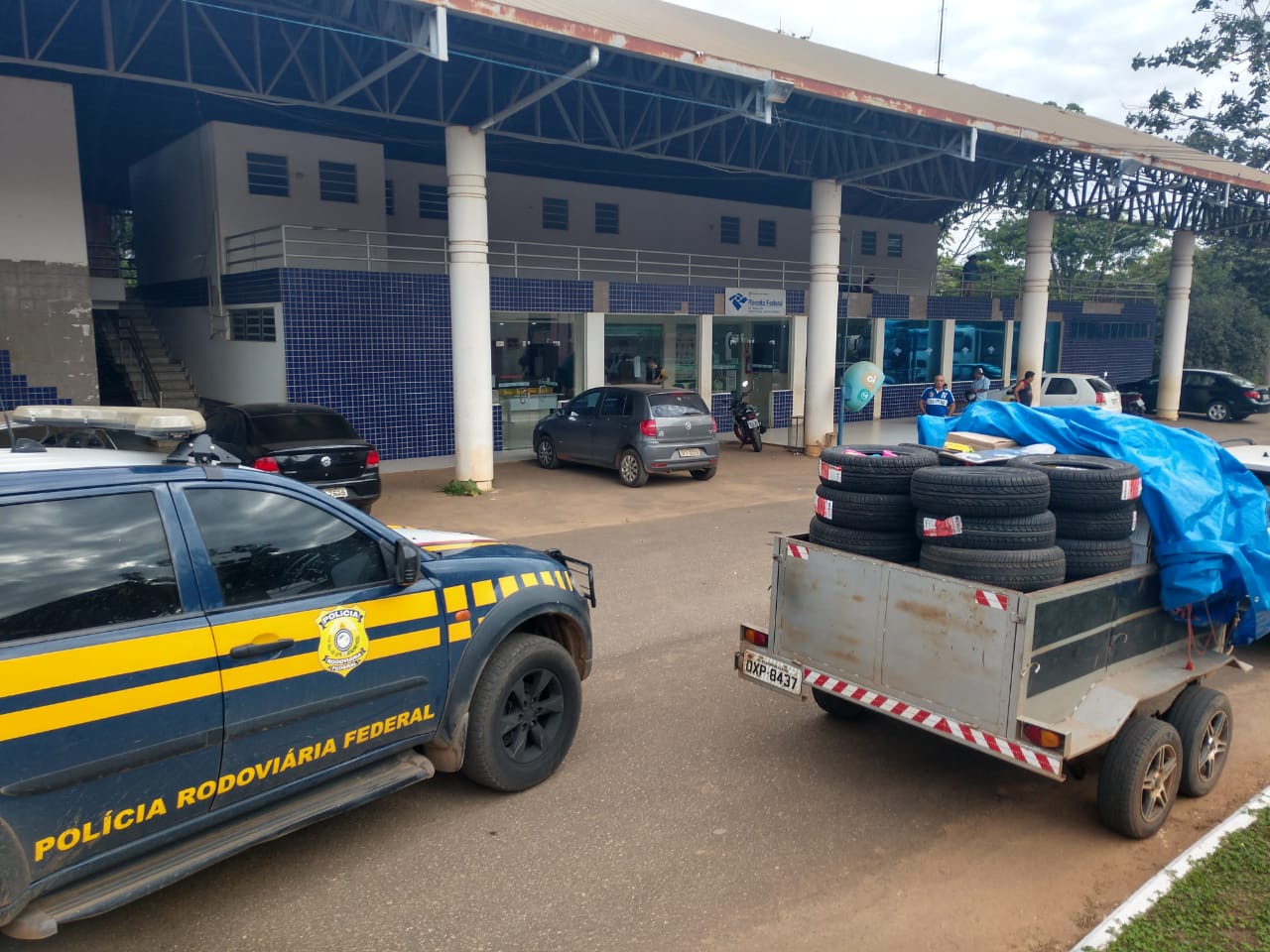 No Acre, PRF apreende pneus contrabandeados e recupera caminhonete roubada da Bahia
