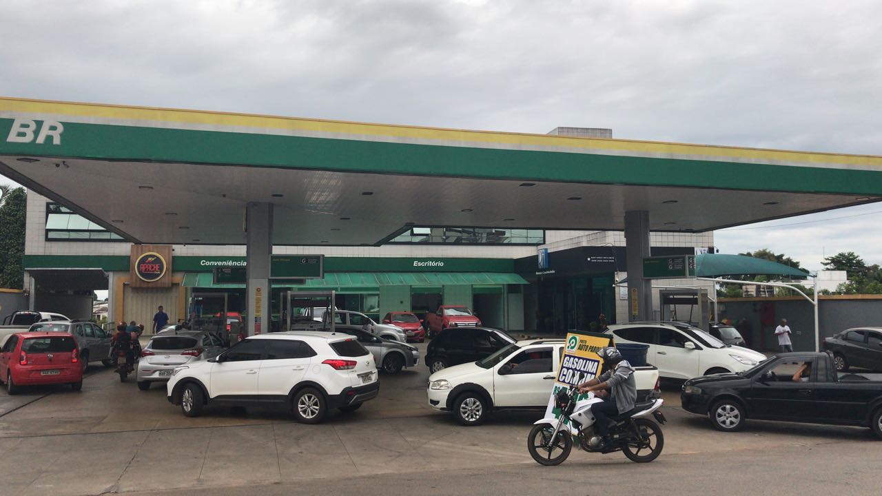 Medo de desabastecimento leva acreanos a enfrentar filas quilométricas em postos da Capital