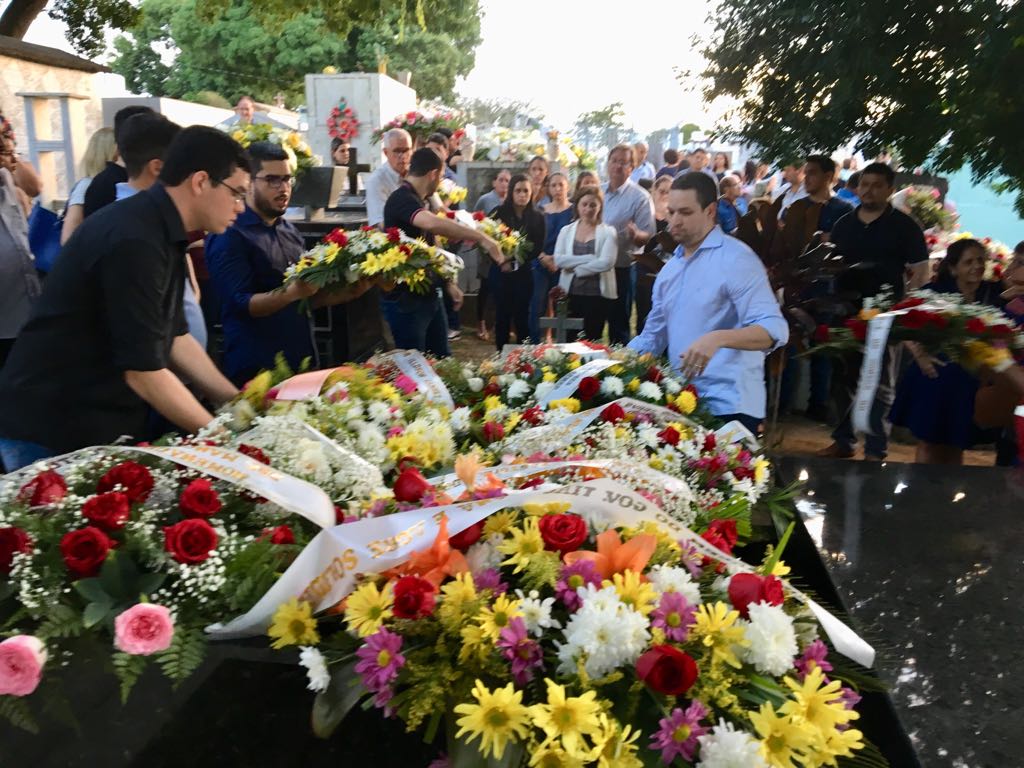 Sob muita comoção, ex-deputada Adelaide Neri é sepultada em meio a homenagens em Rio Branco