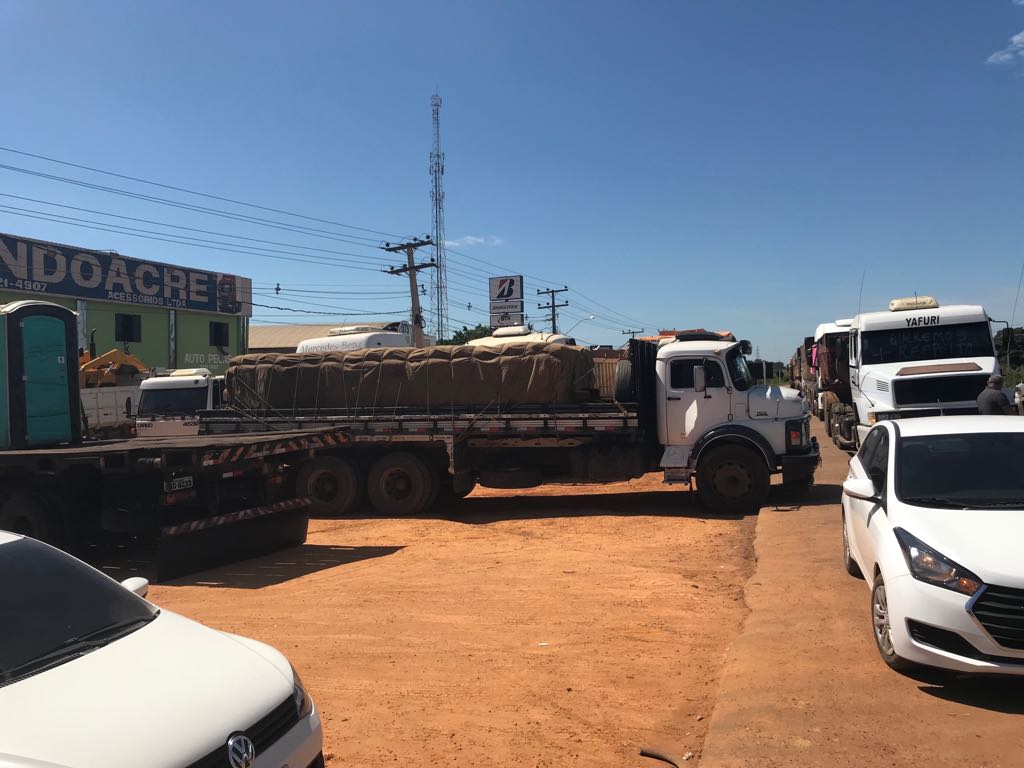 Após acordo com PRF, caminhoneiros no Acre liberam passagem de gás, combustíveis e perecíveis
