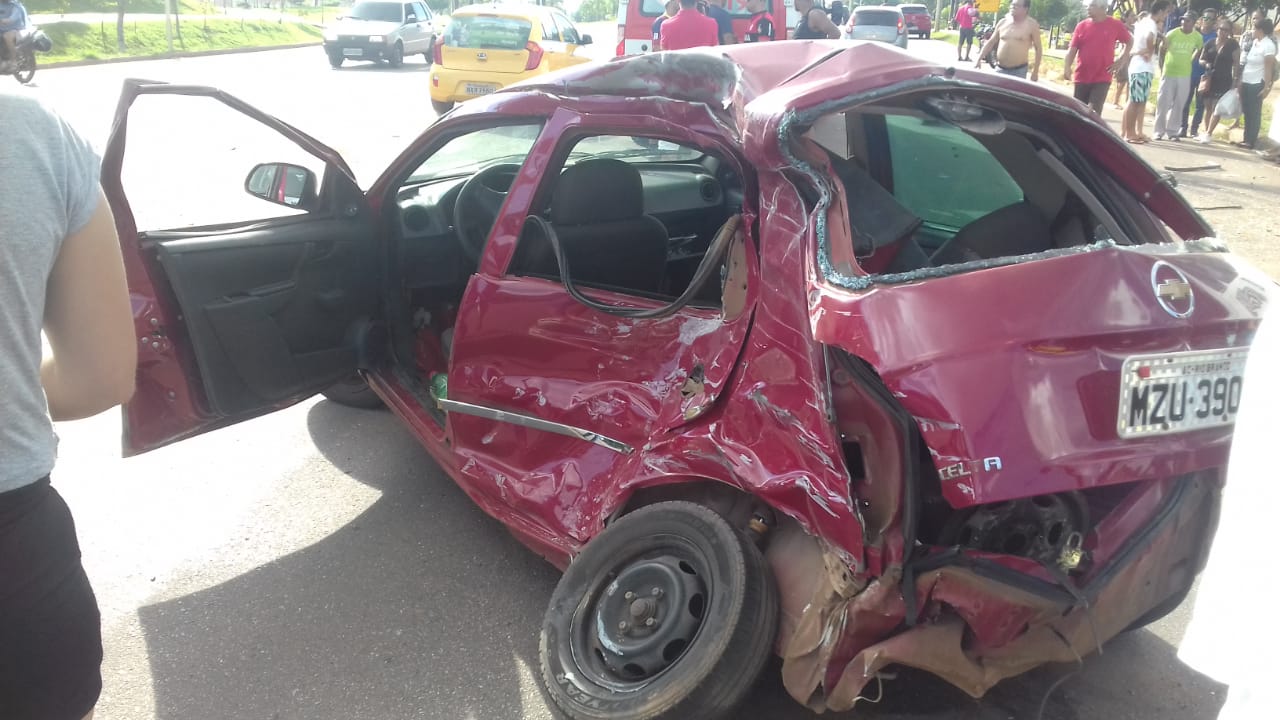 Carro perde o controle, invade contramão e colide contra ônibus na BR 364, em Rio Branco