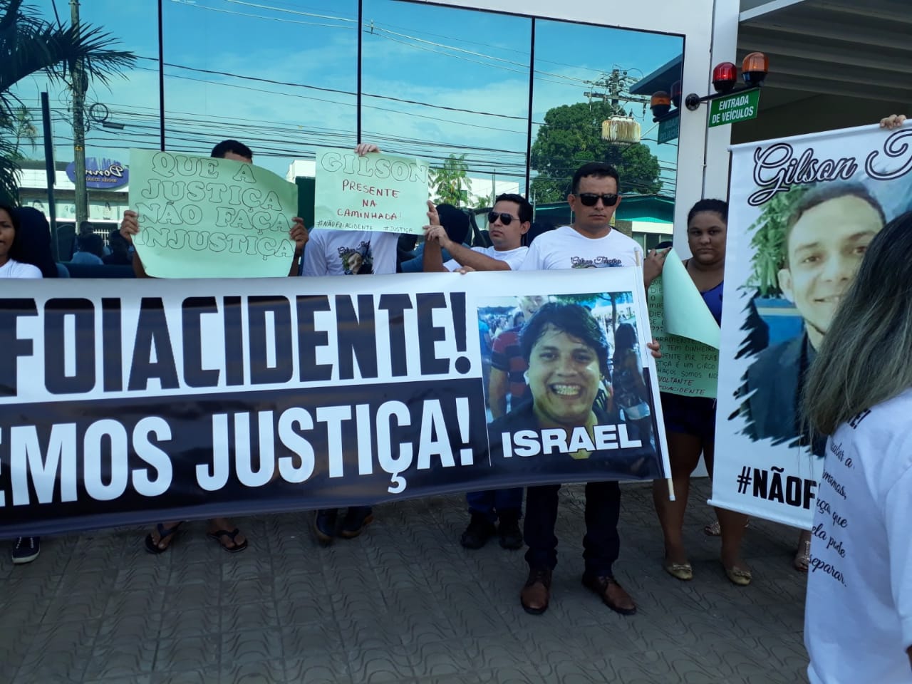 Familiares de motociclistas mortos em acidente na BR-364 protestam em frente ao MPAC