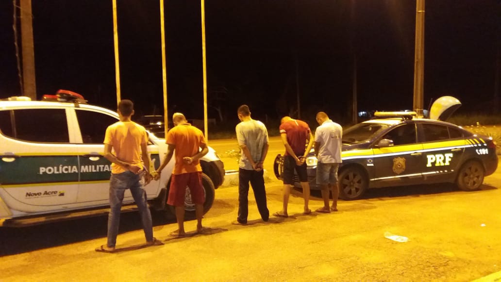 Integrantes de facção criminosa são presos com arma de fogo na BR-364, em Rio Branco