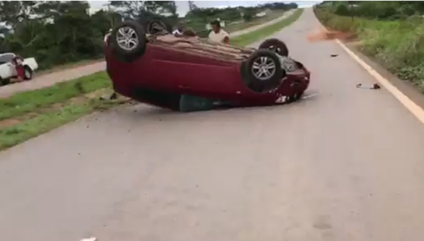 VÍDEO: veículo capota após desviar de buraco na BR-364, em Rio Branco