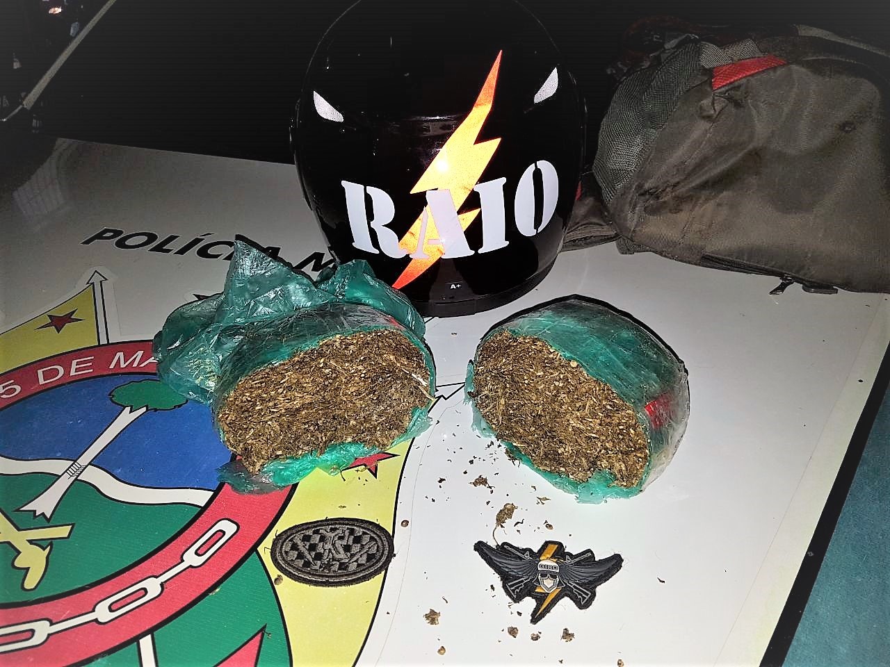 Homem é recebe visita de PM, fica nervoso e é flagrado com quase 3 kg de maconha