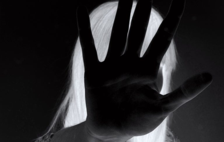 Sob efeito de drogas, presidiário tenta matar esposa de 16 anos a terçadadas no AC