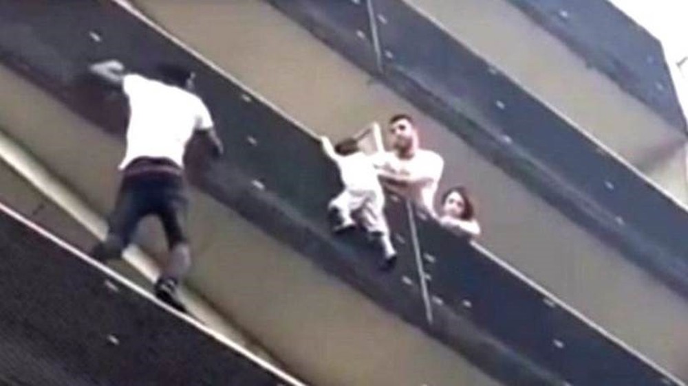 ‘Homem-aranha’ imigrante escala prédio para resgatar criança pendurada em Paris