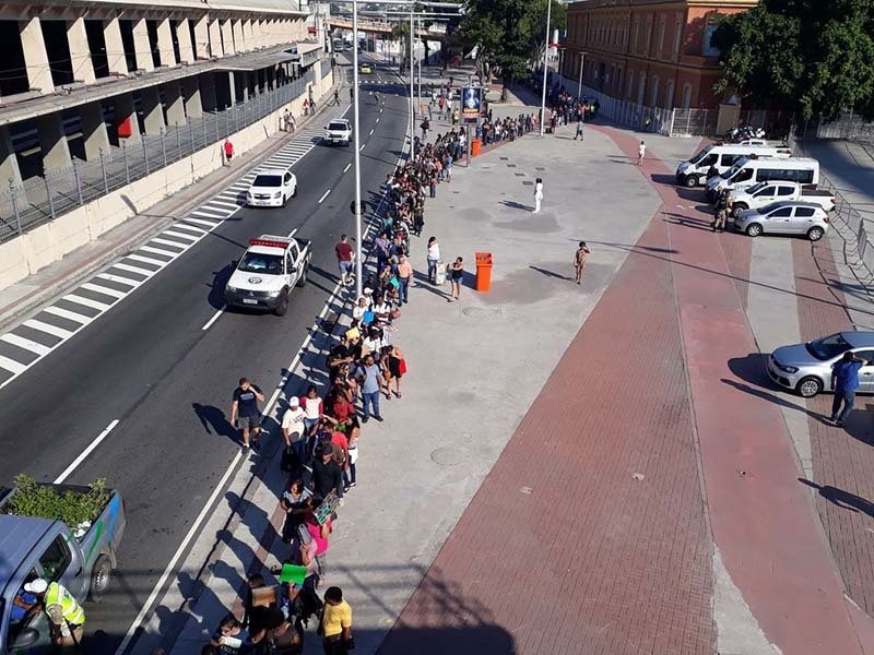 Milhares de pessoas passam a noite em fila de emprego no Rio