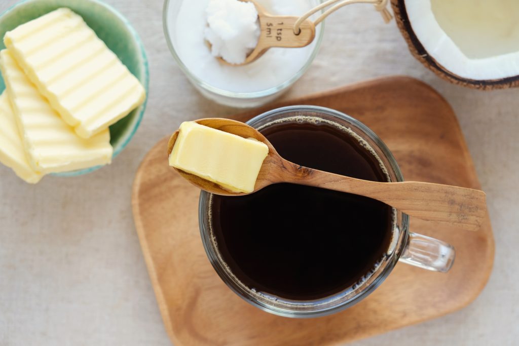Água com limão? Café com óleo de coco? Será que essas “modas” funcionam?