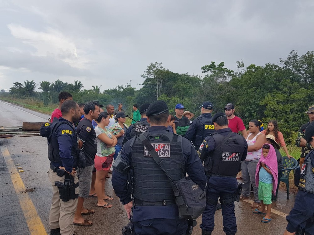 PRF retira manifestantes da BR-364 e libera tráfego de veículos na rodovia
