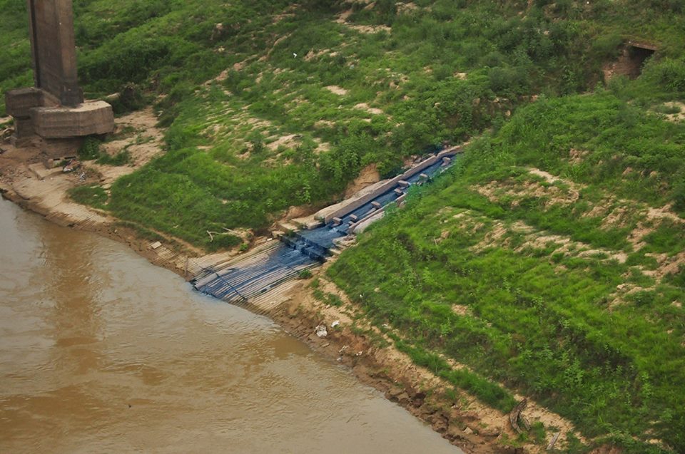 Vídeo mostra esgoto despejado no Rio Acre e vereador denuncia descaso do governo