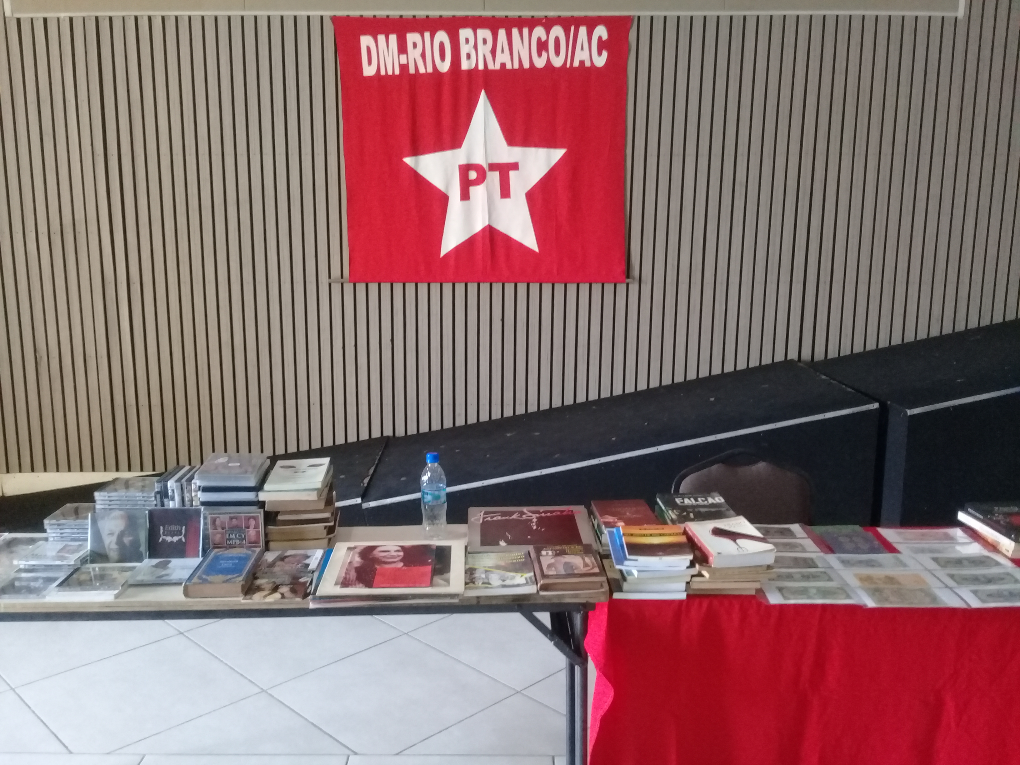 Com direito a feijoada e pagode, mais de 200 petistas participam de evento pró-Lula no Acredesta