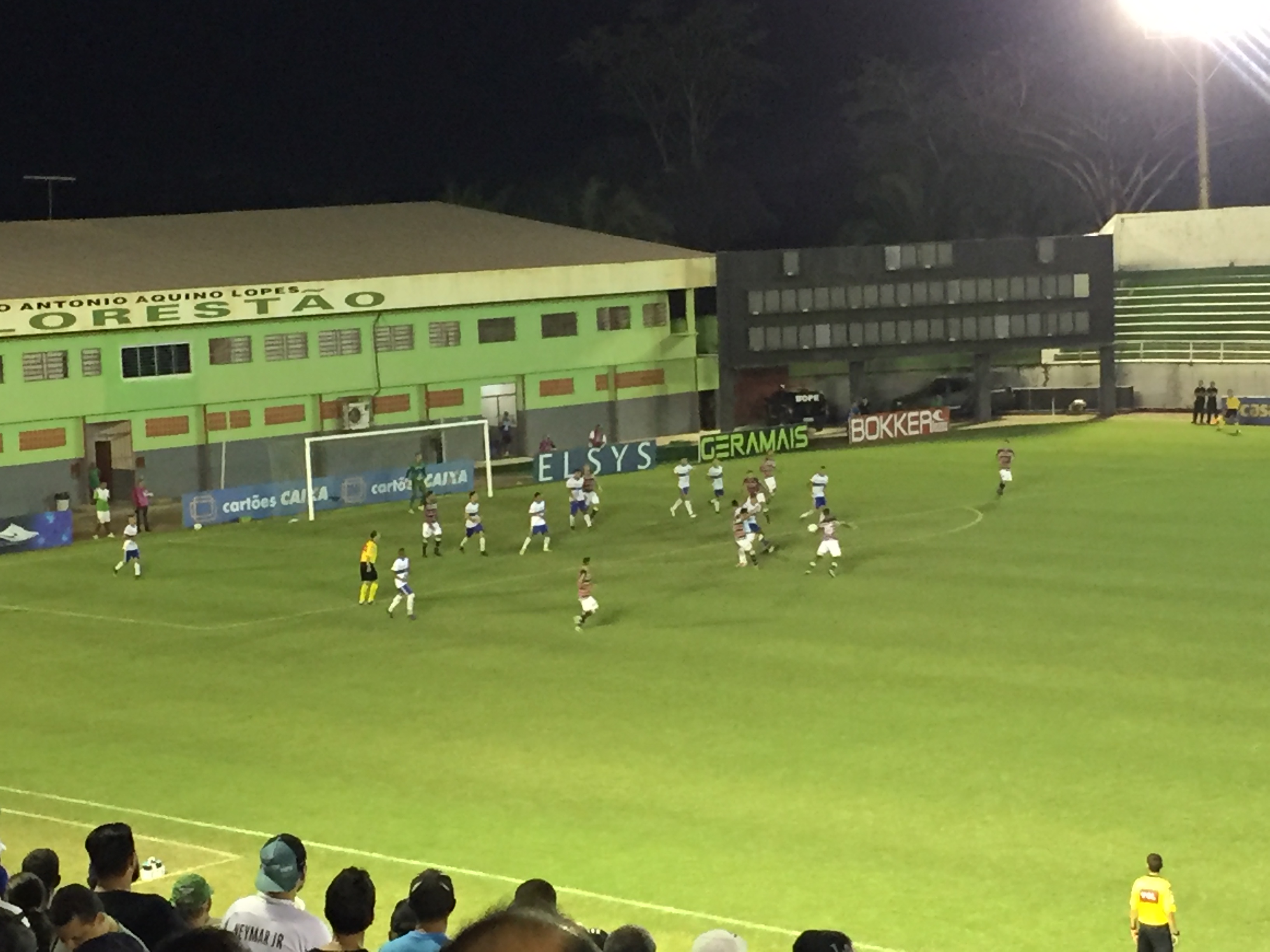 De virada, Atlético Acreano vence Santa Cruz e se isola na liderança do Brasileiro da série C