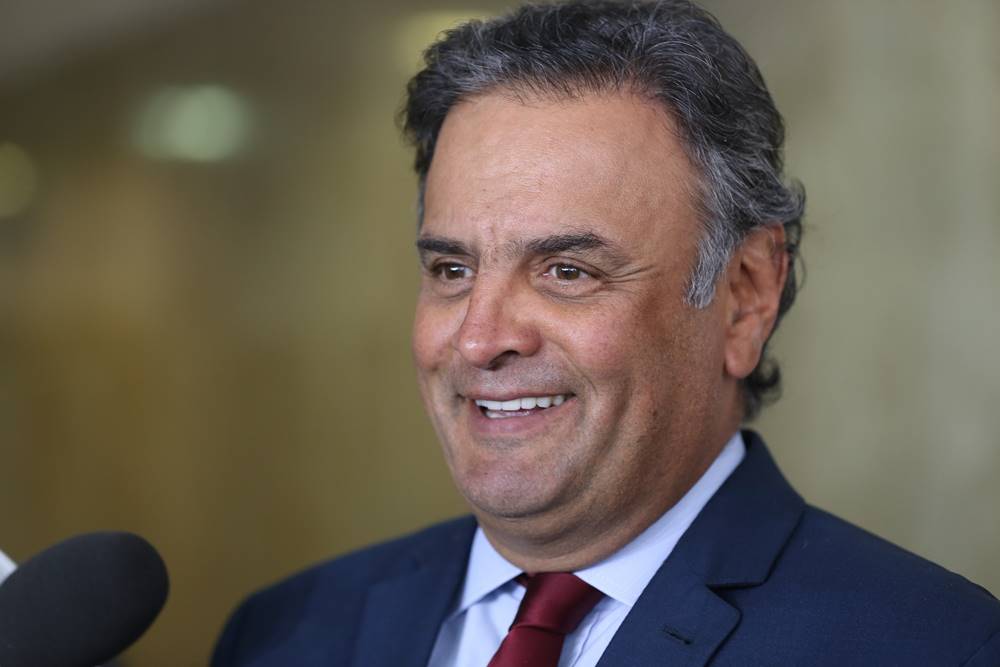 PF na casa da mãe de Aécio, Lula quase livre e mais: comece o dia bem informado