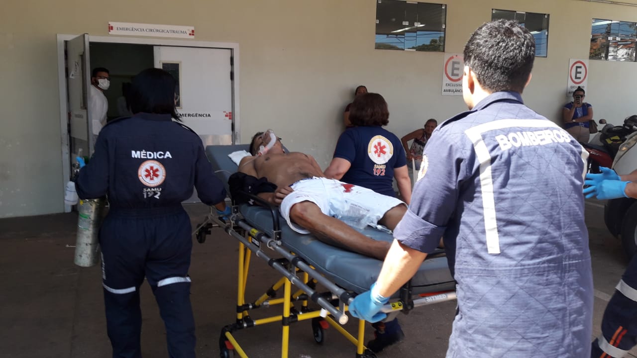 Baleado nas costas, jovem de 20 anos vai parar no Pronto Socorro em estado grave