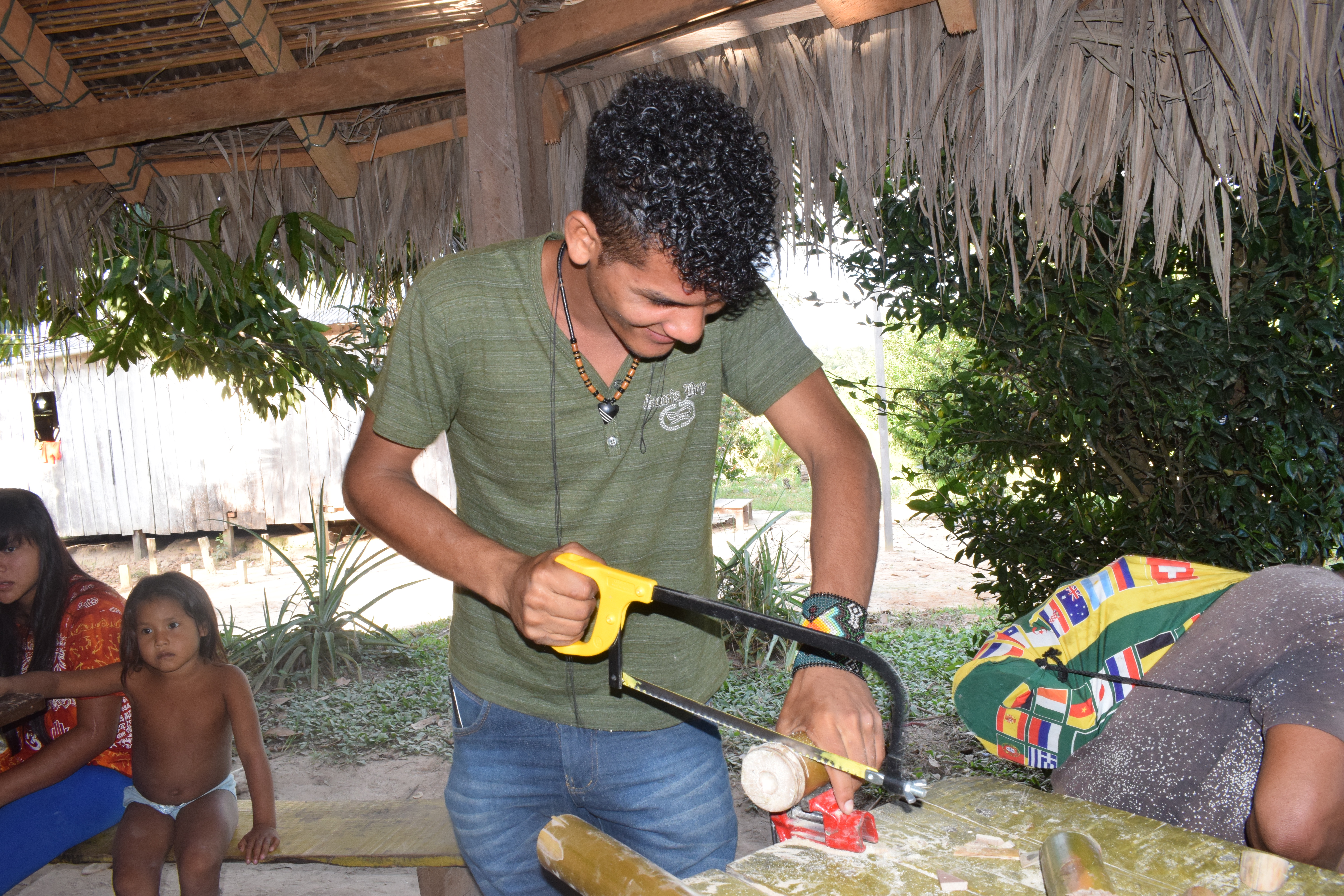 Sebrae no Acre realiza oficina de biojóias e artesanato em Aldeia Yawanawá
