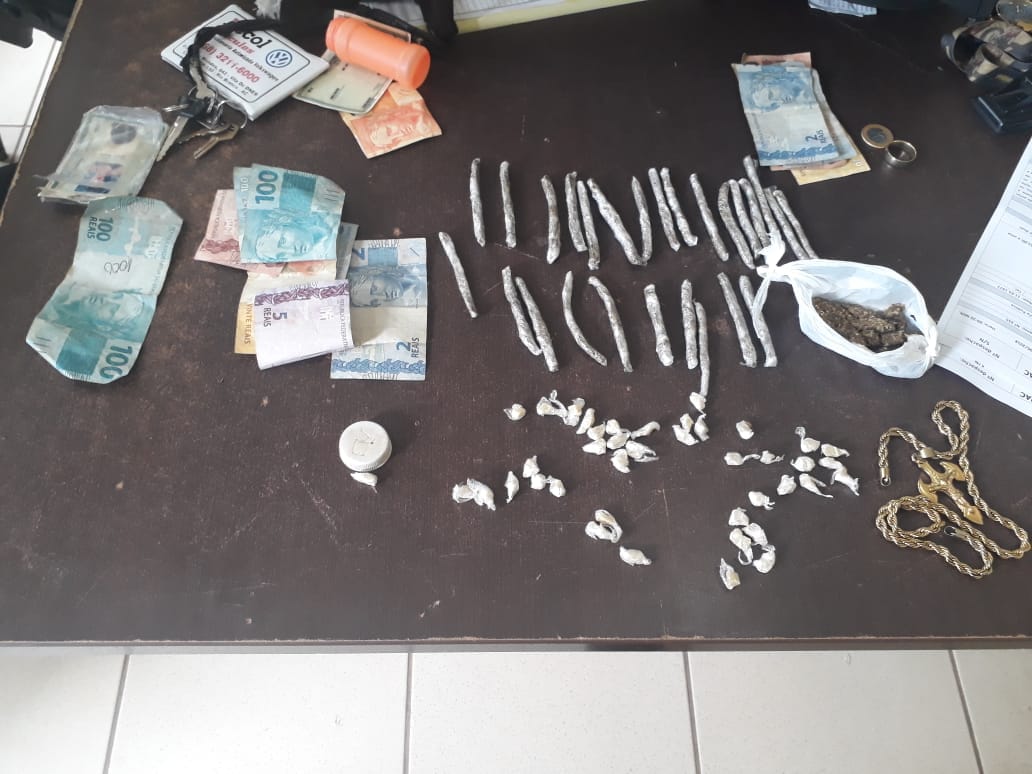 Policias militares prendem dois homens acusados de tráfico de drogas, no bairro da Paz