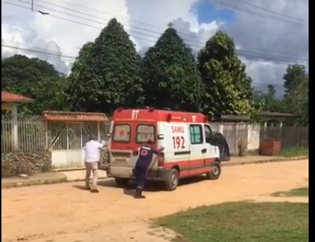 Vídeo mostra ambulância, em Manoel Urbano, sendo empurrada para pegar no “tranco”
