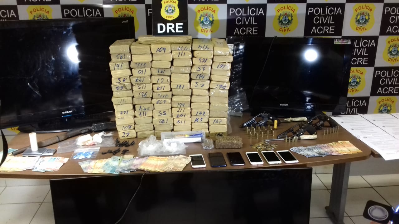 Após seis meses de investigações, 20 pessoas são presas e mais de 80kg de maconha apreendidos durante operação