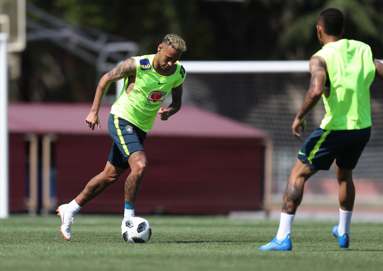 Neymar volta a treinar junto com a seleção brasileira, um dia após deixar treino com dores