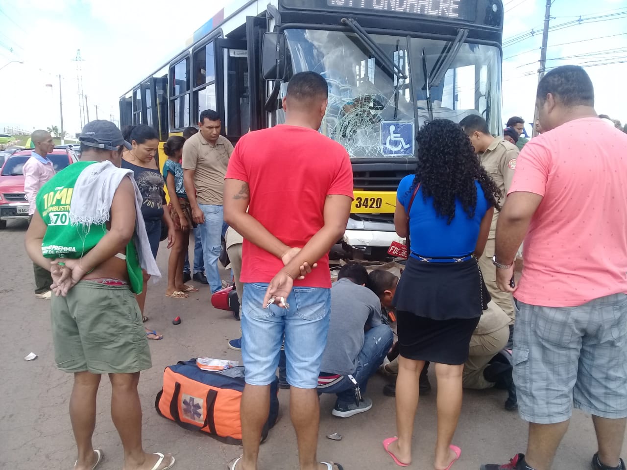 Ao tentar desviar de buraco, motociclista bate de frente com ônibus na Via Verde