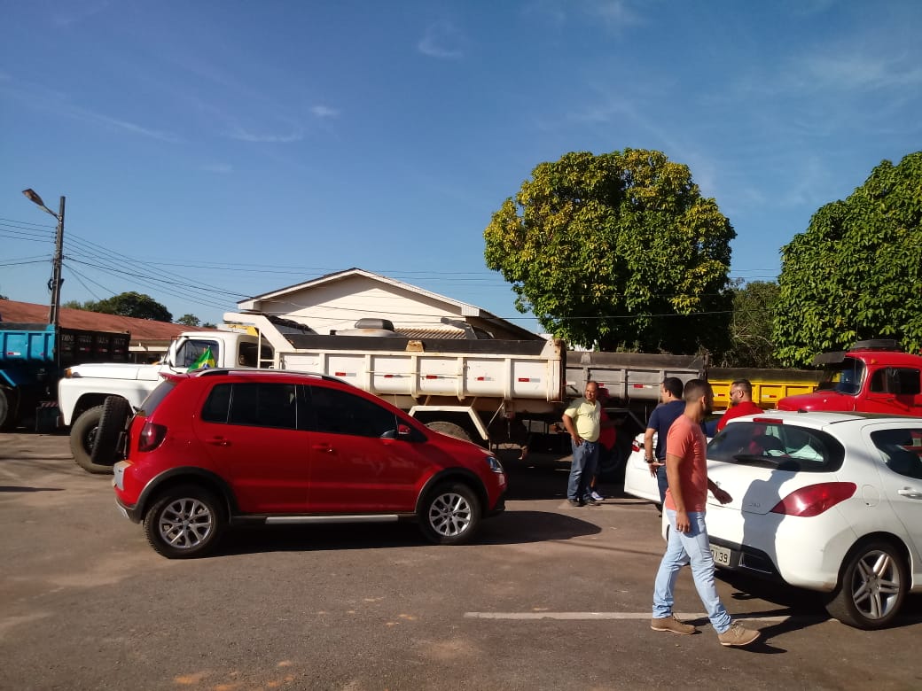 Tião Viana não cumpre promessa de pagamento e caçambeiros fecham acesso ao Deracre por tempo indeterminado
