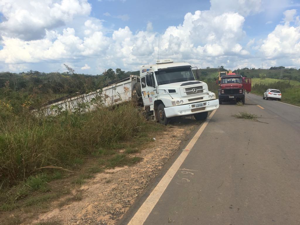 Motorista joga carreta fora da estrada após tentar desviar buraco na 364