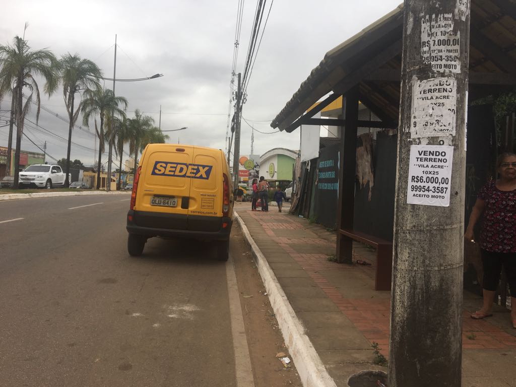 Carro dos Correios estaciona em frente a parada de ônibus e revolta usuários do coletivo