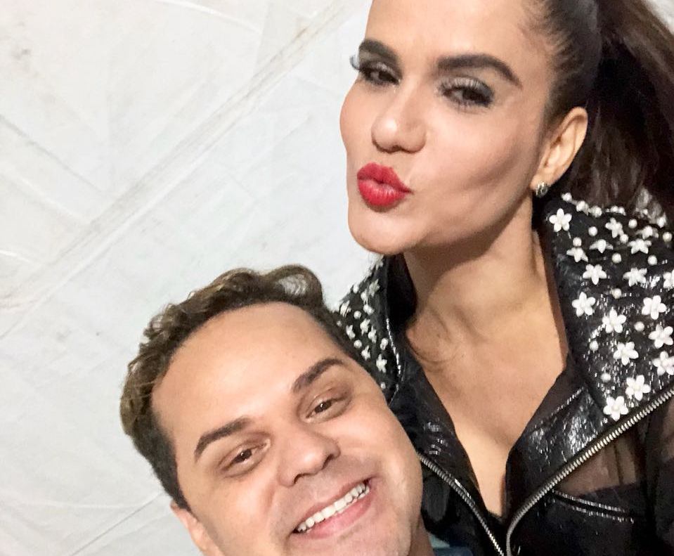 Cantora Gil fala com ContilNet e manda beijo minutos antes de entrar no palco do Carnavale