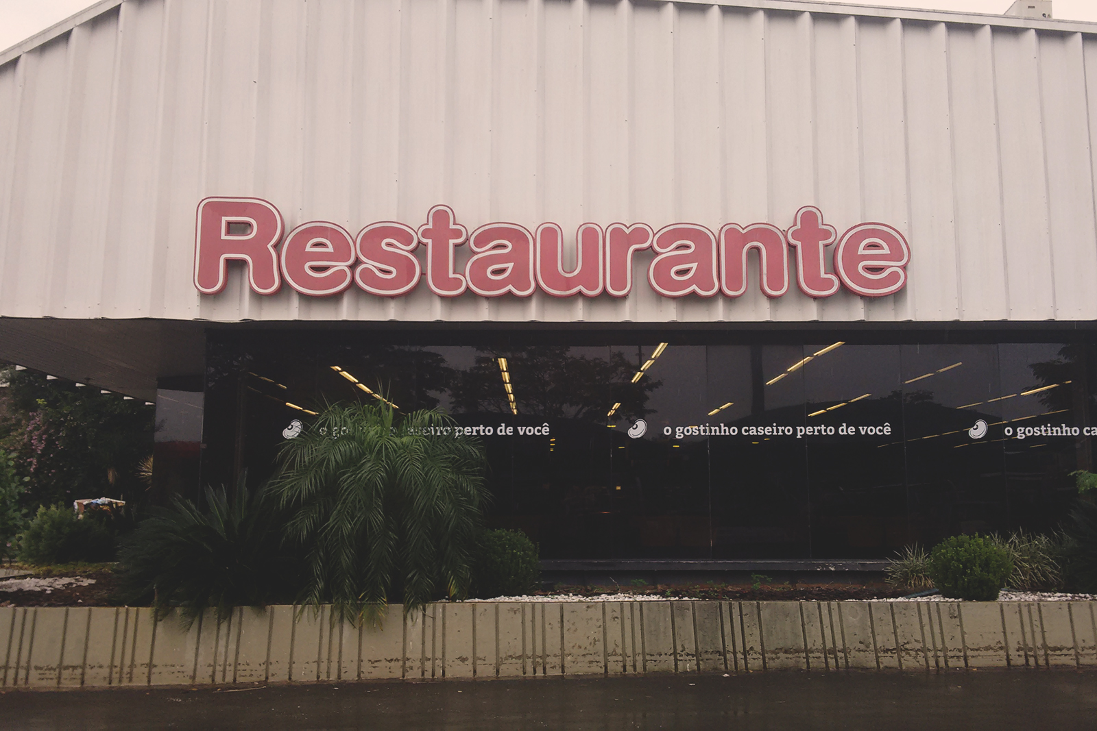 Cliente é indenizada por danos morais após intoxicação alimentar em restaurante