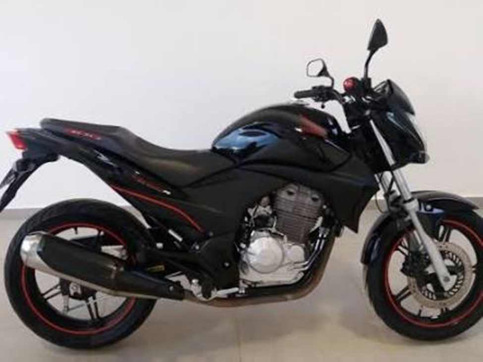Pela segunda vez, jovem tem moto roubada da garagem de casa no Rui Lino
