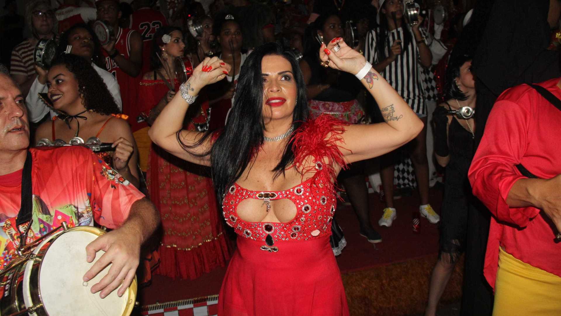 Musa da banheira do Gugu, Solange Gomes escolhe namorado em programa